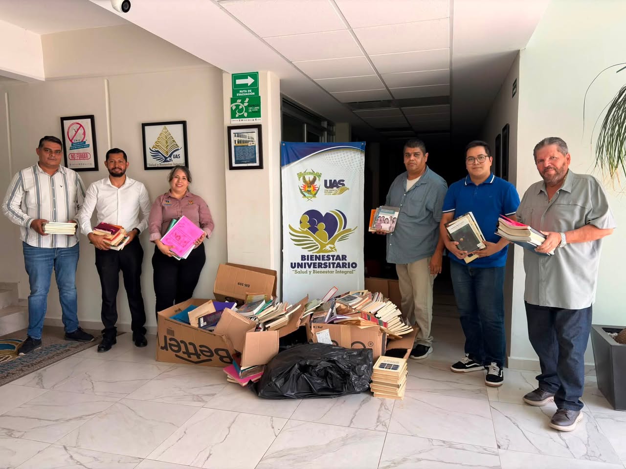 Servicios Estudiantiles de la Casa del Estudiante fortalece la cultura del reciclaje con donación de libros a la UBU