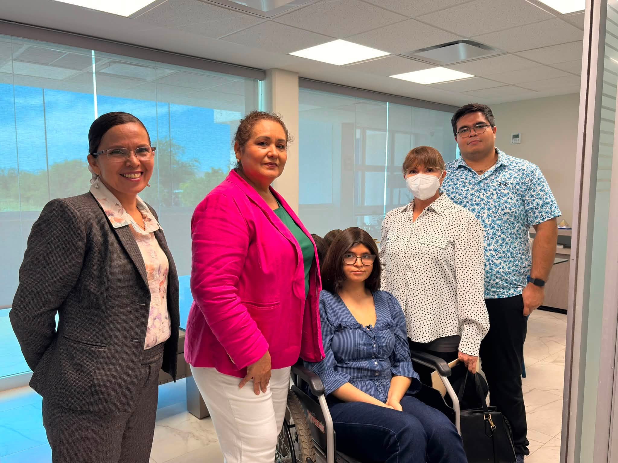UBU entrega peluca oncológica a Aracely Guadalupe Camacho Berrelleza como muestra de apoyo y solidaridad