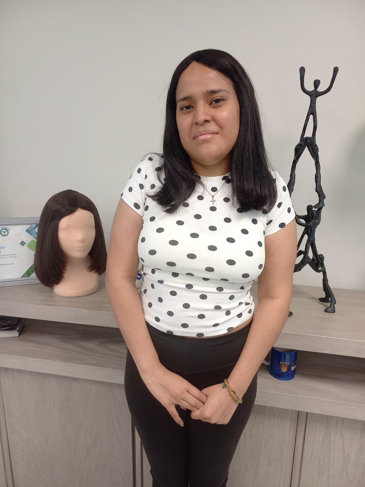 La UBU entrega peluca oncológica a Keyli Nilyram Pereda Vidaca