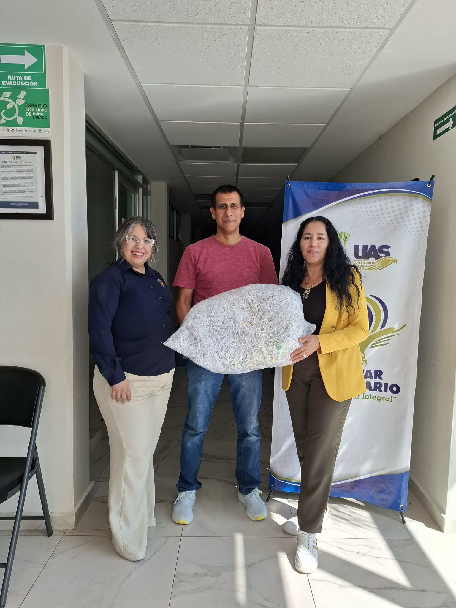 La UBU recibe papel triturado del Departamento de Personal para impulsar el reciclaje